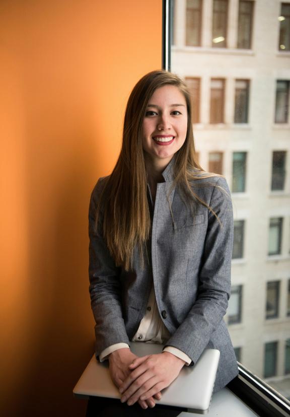 immagine donna al lavoro