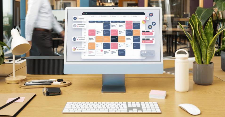 Come creare un calendario editoriale per i social rappresentazione del calendario editoriale sullo schermo del pc