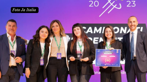 La CEO e le altre studentesse che hanno ideato la mini impresa Phyto Jonio sono sul palco dei Campionati di imprenditorialità di JA Italia per ricevere un premio